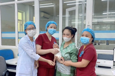 4 em bé sinh non khỏe mạnh được xuất viện trong niềm vui của gia đình